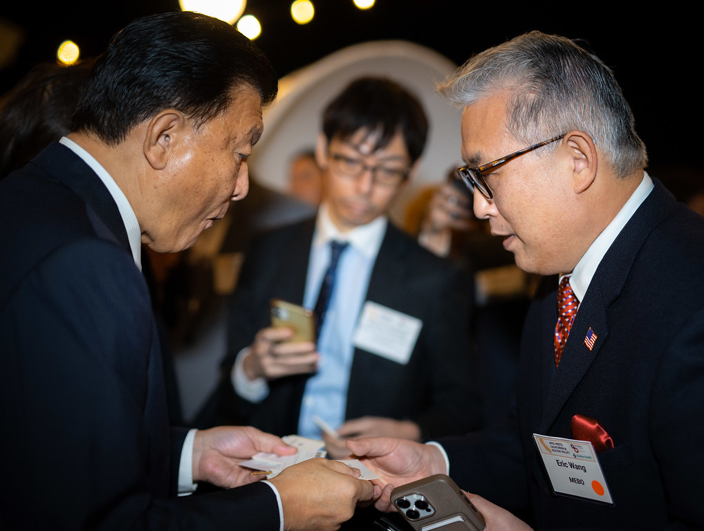 副总裁Eric Wang代表千赢国际集团接待了日本経済再生担当大臣